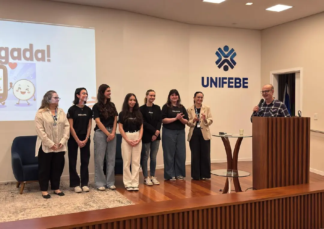 Jovens com diabetes tipo 1 recebem monitores de glicose em Brusque