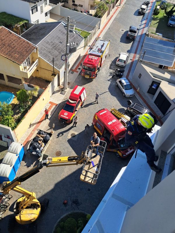 Trabalhadores são resgatados a 12 metros de altura