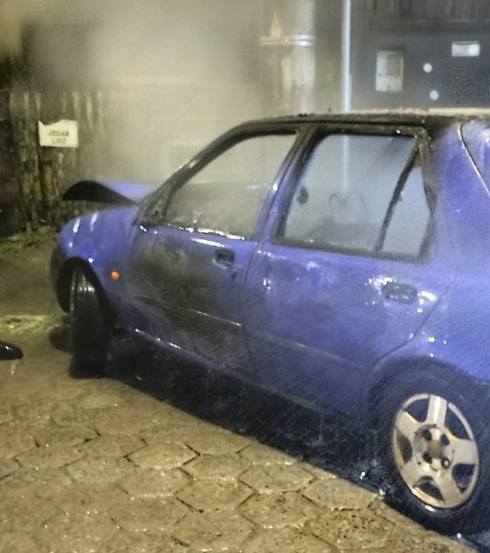 Mulher discute com companheiro e taca fogo em carro