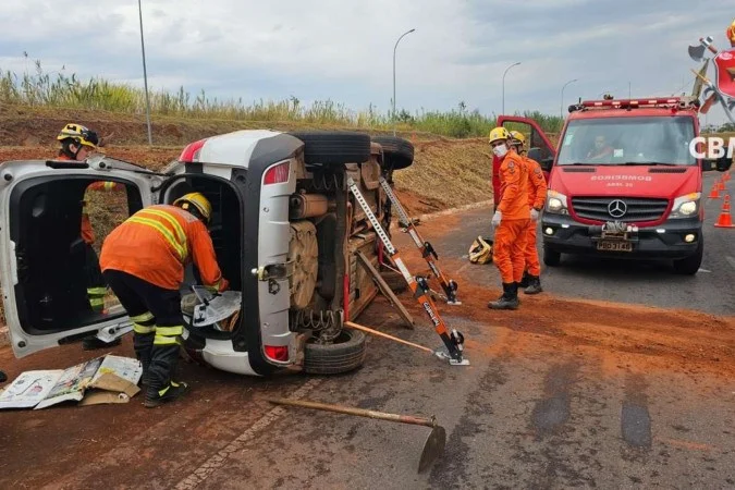 Carro capota na saída do Lago Norte; condutora sai ilesa