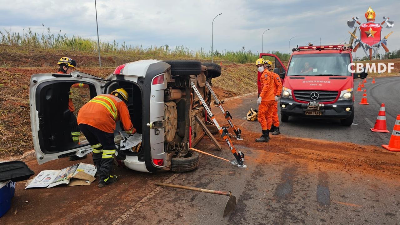 Carro capota na saída do Lago Norte e deixa motorista sem ferimentos