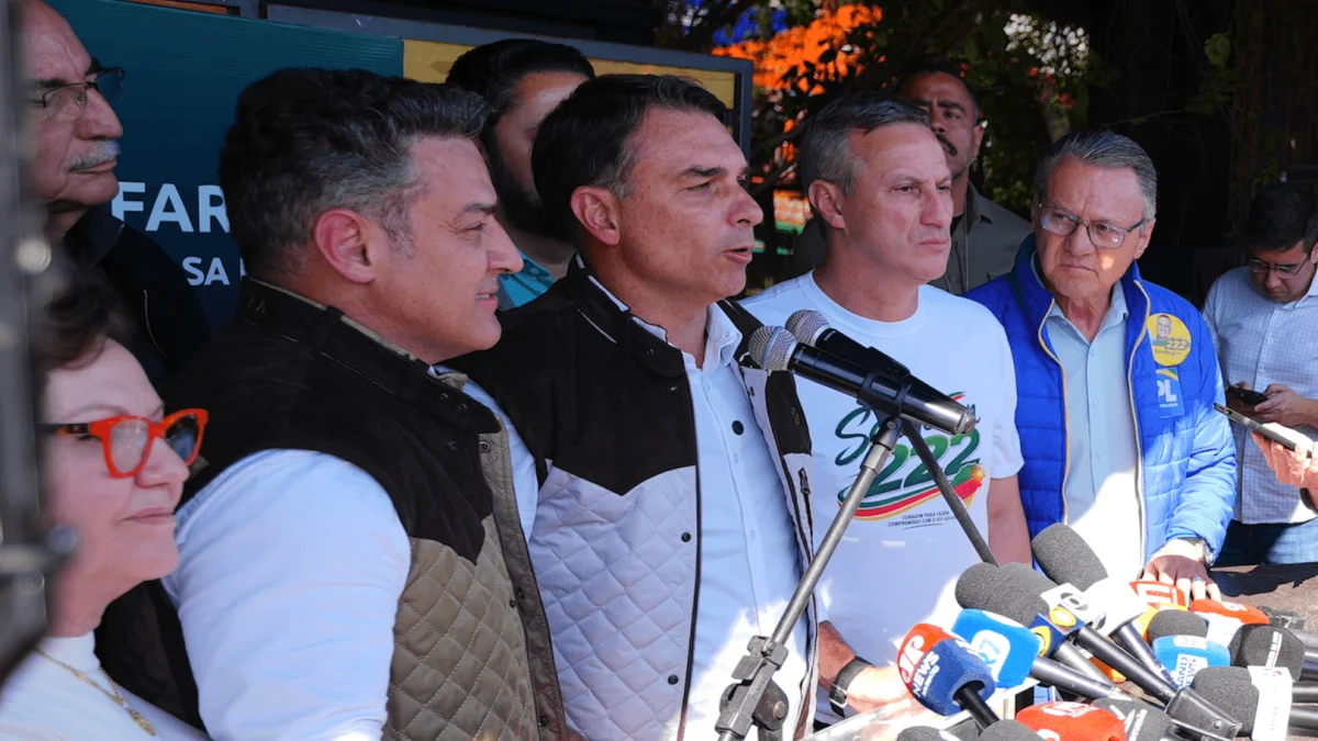 Flávio chama encontro de Mendonça com Vorcaro de “cortina de fumaça”