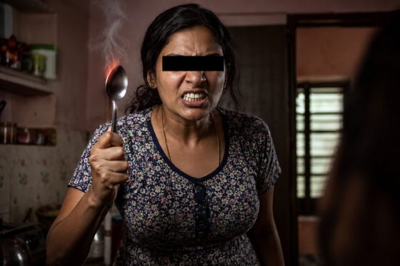 Mãe queima mão e rosto da filha com colher quente após criança comer doce e é denunciada por tortura em SC