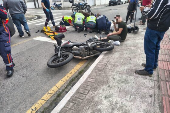 Moto por aplicativo bate com carro e deixa condutor com fratura exposta no joelho em BC