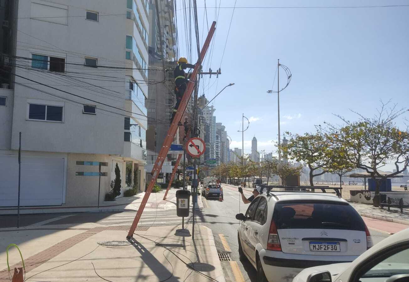 Força-tarefa retira mais de meia tonelada de fios obsoletos da Avenida Atlântica