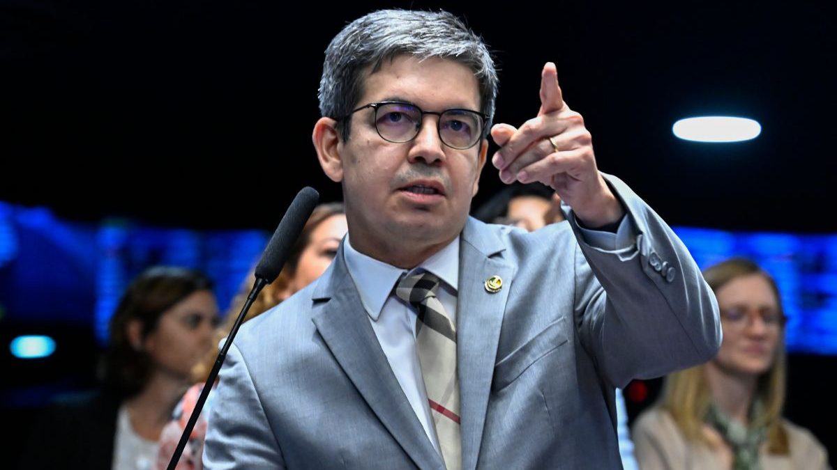 Randolfe acusa Flávio Bolsonaro de obstruir votação da PEC 6x1 no plenário do Senado