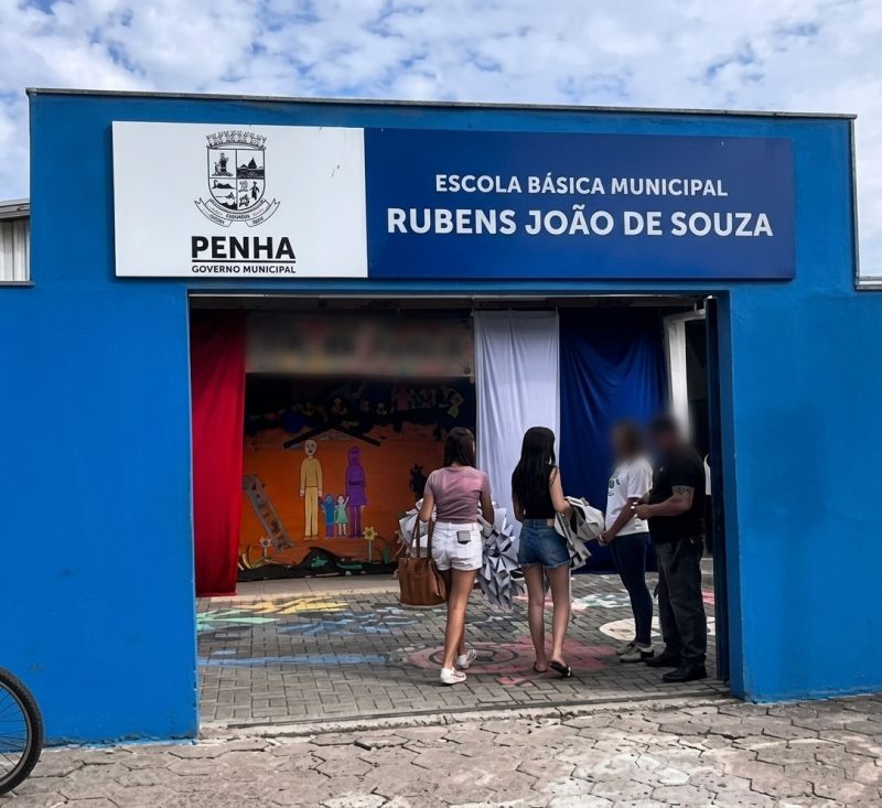 Menores pulam muro e invadem escola de Penha