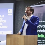 Acesso a internet deve ser transformador, não só para assistir série e apostar em bet, diz presidente da Anatel