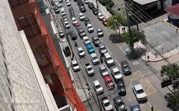 Caminhão “faz o L” e bloqueia BR 101 em Itapema