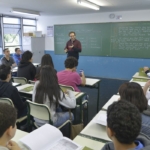 Menos jornada, mais CNPJ: a reforma que pune a escola e culpa a pejotização