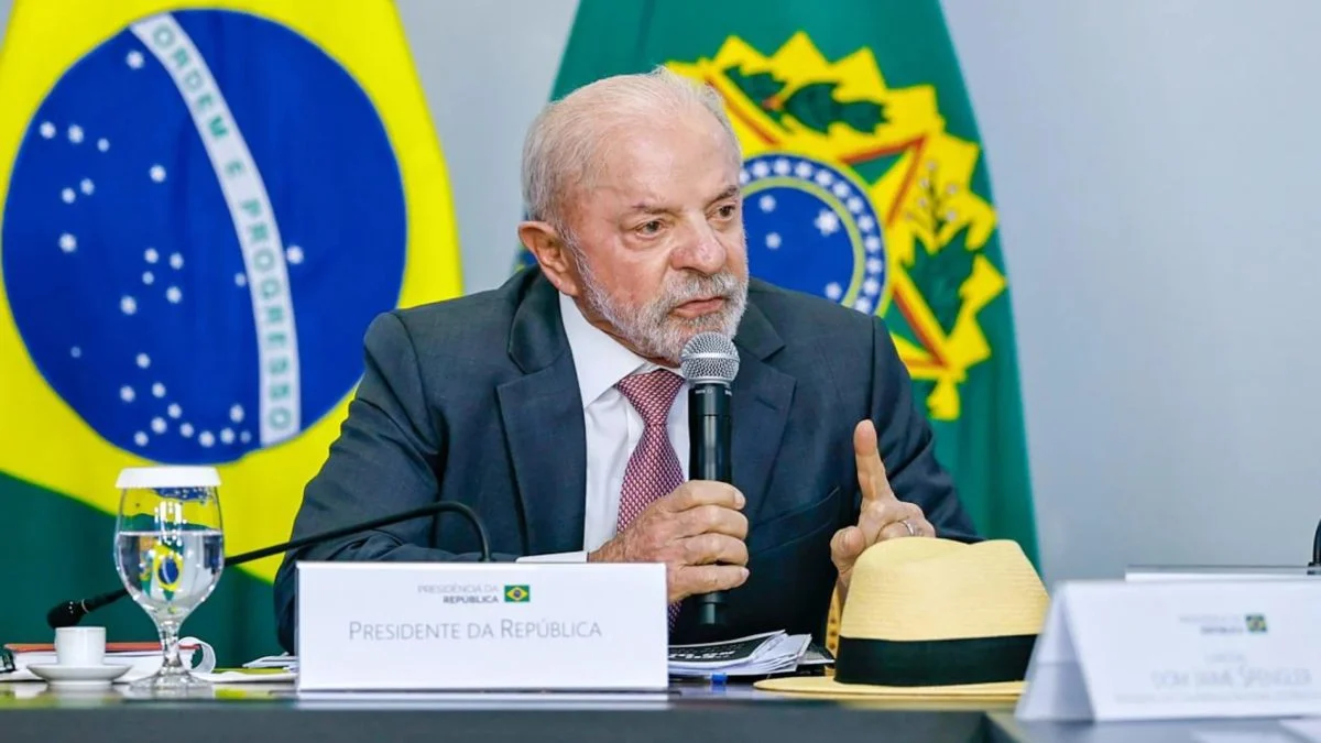 A um mês do 1º turno, Lula faz ato para anunciar que zerou fila do INSS