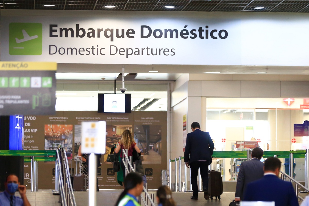 Passageiros com voos para este domingo devem chegar mais cedo ao aeroporto