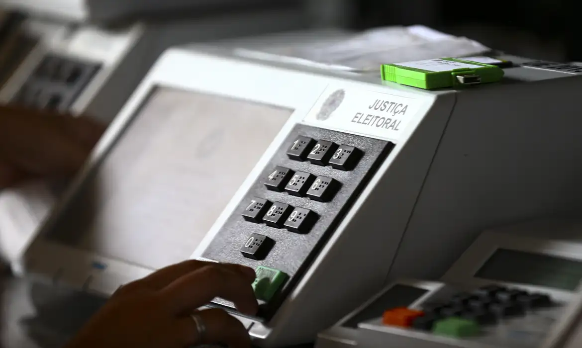 Candidatos ao GDF intensificam campanha com sabatinas, caminhadas e reuniões nesta quinta