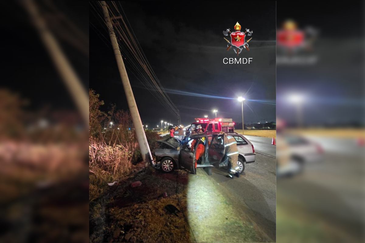 Motorista e passageira ficam feridos após carro bater em poste na BR-070