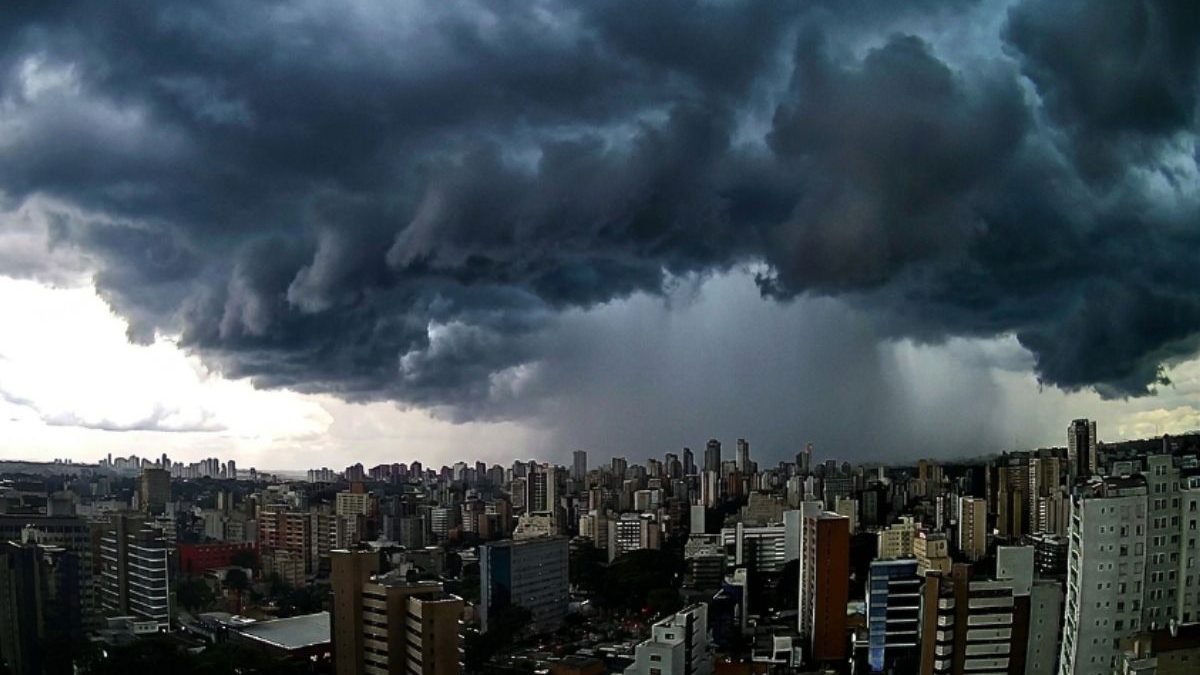 Nova frente fria traz chuvas de 100 mm ao Sul e ventos de 60 km/h ao Sudeste; frio pode chegar a -6°C no feriado