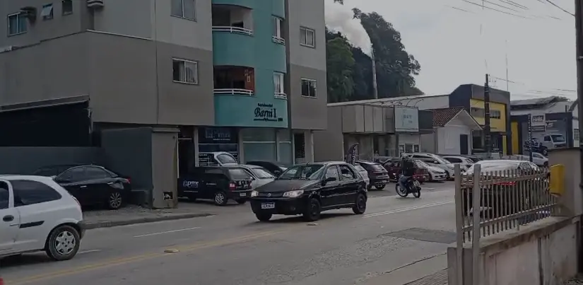 (VÍDEO) Jovem fica presa em elevador e é resgatada pelo Corpo de Bombeiros no bairro Guarani