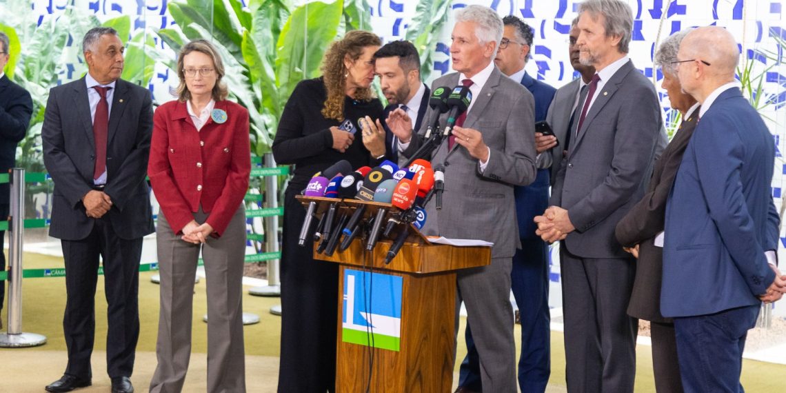 Parlamentares pedem ao STF fim do sigilo do caso Dark Horse e que Flávio Bolsonaro seja investigado