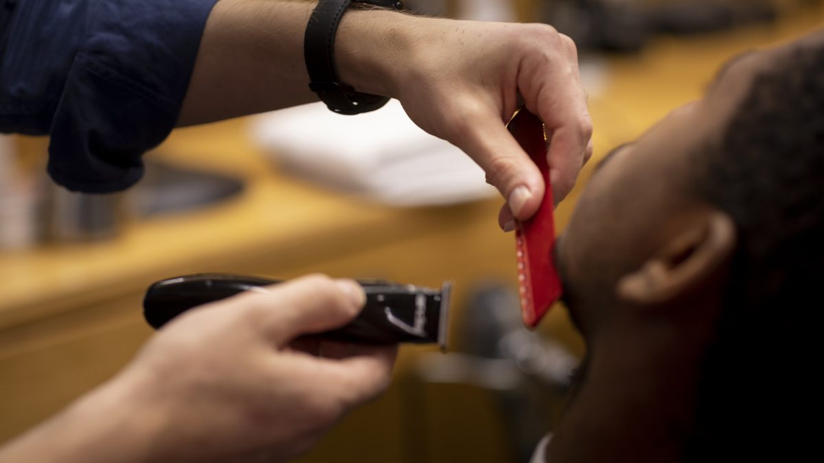 Fiscal de loja é obrigado a cortar o cabelo e raspar a barba para continuar no emprego, mas quando decide levar o caso à Justiça, tribunal reconhece rescisão indireta e libera indenização