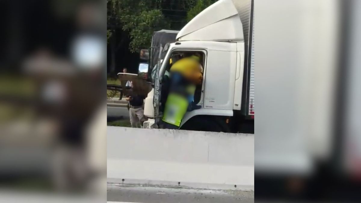 Acidente com caminhão interdita parcialmente trecho da BR-470, em Blumenau