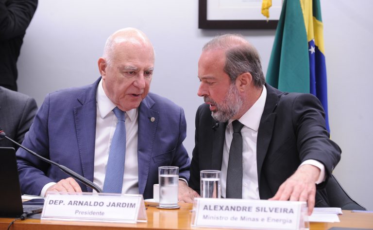 Lei do Combustível do Futuro impulsiona investimentos, avaliam debatedores