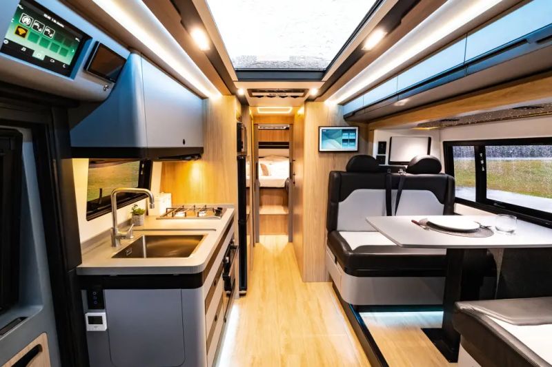 Motorhome brasileiro de R$ 1,5 milhão tem duas cozinhas, quarto e internet