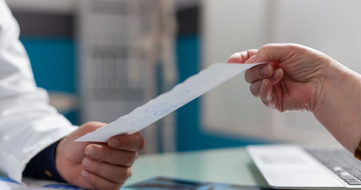 Trabalhadora usou atestado adulterado pela irmã e foi demitida por justa causa, mas processo que foi parar no TST serve de alerta ao revelar quais direitos a pessoa perde e o que ainda pode receber