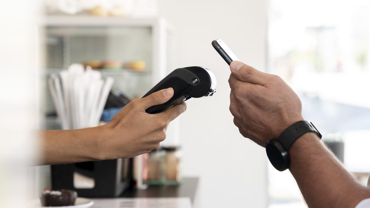 Celular de mulher é furtado e quase R$ 100 mil desaparecem da conta no mesmo dia, enquanto Banco do Brasil contesta responsabilidade, mas quando Justiça analisa as movimentações, decisão surpreende