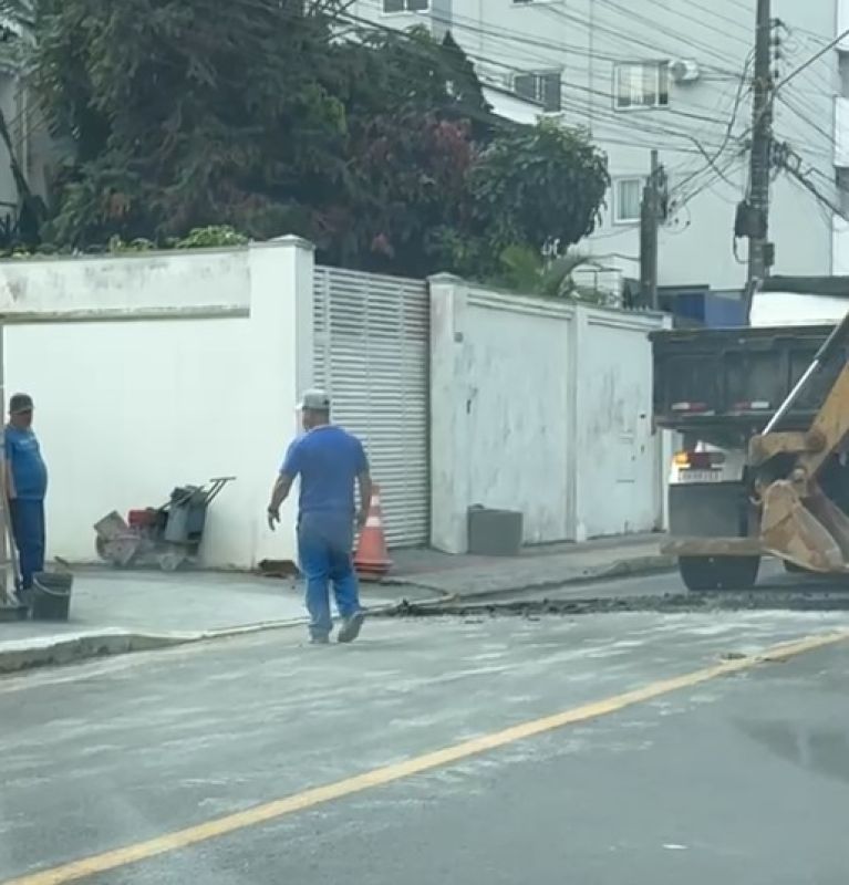 Morador reclama de obra concluída em julho sendo “destruída”
