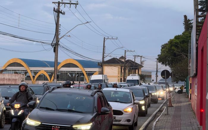Centro de Itajaí e ferry boat travam o trânsito no início da tarde desta quinta