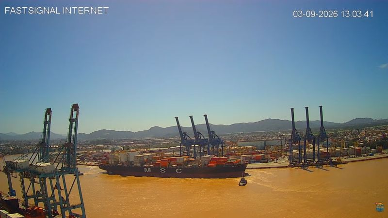 Marinha libera com restrições canal do complexo portuário