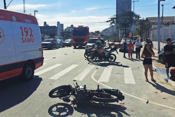 Acidente entre moto, carro e caminhão deixa motociclista ferido em BC