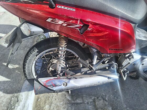 Acidente entre Gol e Biz deixa gestante e motociclista feridos na Rua Dom Felipe