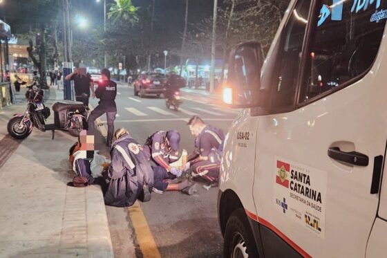 Colisão frontal na Avenida Atlântica deixa condutor de autopropelido com fratura exposta