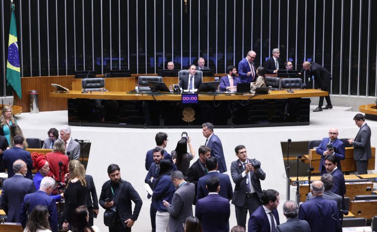 Deputados aprovam texto-base de MP que acaba com a "taxa das blusinhas"; acompanhe