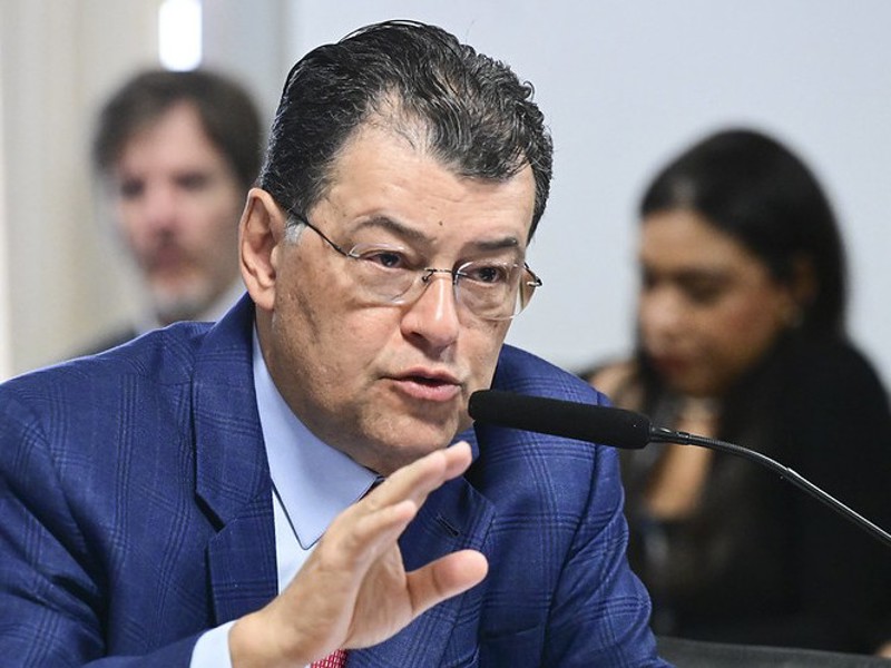Líder do MDB anuncia PEC paralela para ajustar fim da escala 6x1