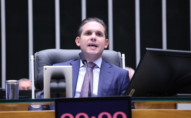 Hugo Motta destaca aumento do poder de compra da população com fim da "taxa das blusinhas"
