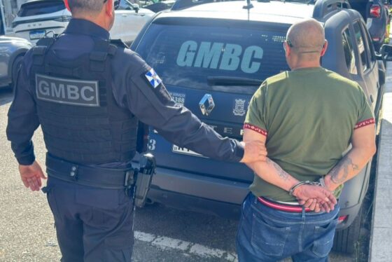 Recém-saído da cadeia, homem persegue, assedia e tenta tocar trabalhadora da limpeza urbana em BC