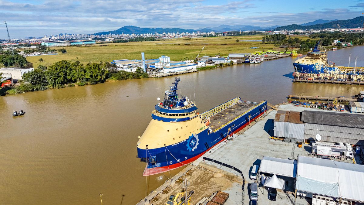 Navio gigante de R$ 450 milhões, com 92 metros e capacidade para quase 9 mil toneladas, construído em SC, será entregue à Petrobras em setembro