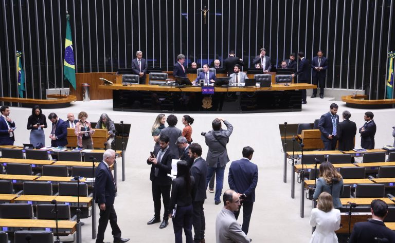 Câmara aprova MP que acaba com a "taxa das blusinhas"