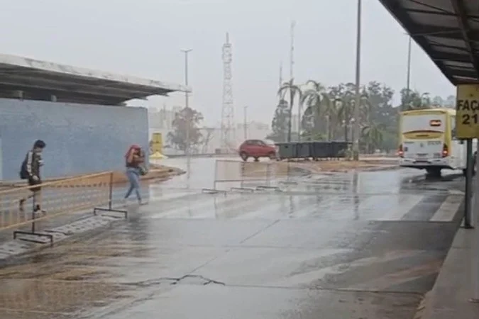 Chuva surpreende moradores do Gama e quebra sequência de dias secos no DF