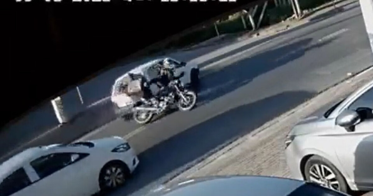 VÍDEO - Câmera registra acidente entre carro e moto em Guabiruba