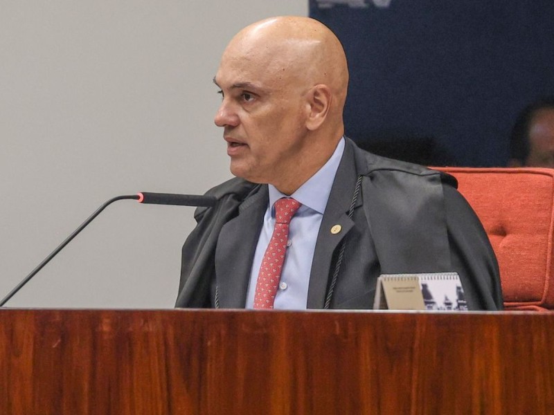 Moraes aponta "fortes indícios" de crimes de Mendonça e pede apuração