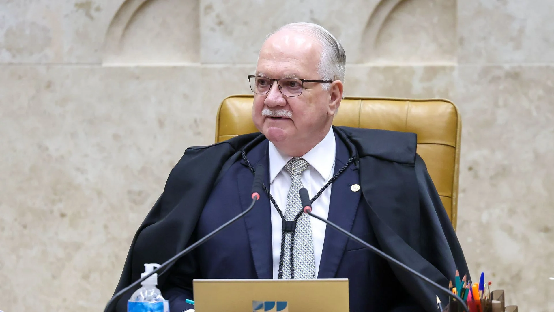 Fachin dá 5 dias úteis para Moraes e Mendonça se manifestarem
