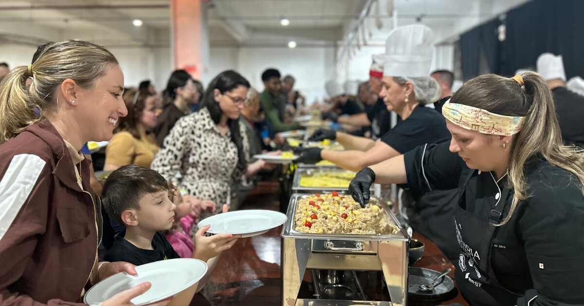 GALERIA - Solidariedade: 30 duplas de voluntários preparam risotos em prol de cinco entidades de Brusque