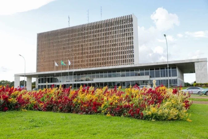 Candidatos reagem a pesquisa e traçam planos para conquistar o eleitor