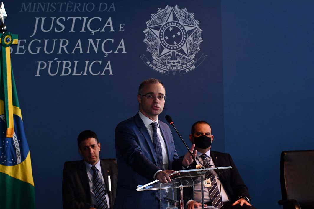 Moraes pede a Fachin investigação de André Mendonça por abuso de autoridade
