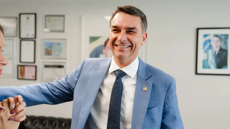 Bolsonaristas saem em defesa de Mendonça contra Moraes; Flávio fala em derrota de 'ministro de Lula'