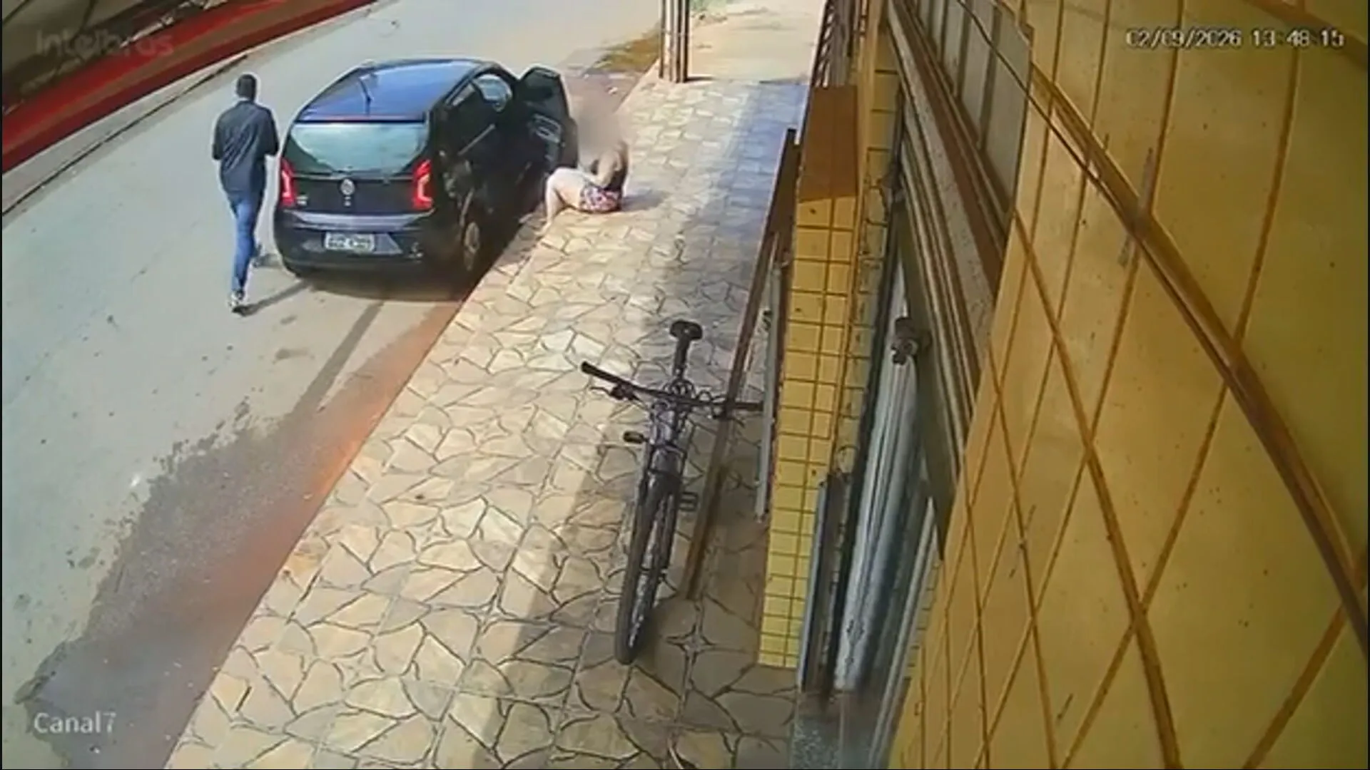 VÍDEO: homem armado ataca mulher e rouba carro no DF