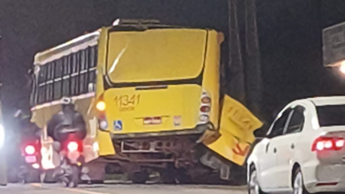 Trem atinge ônibus e deixa veículo destruído em Joinville