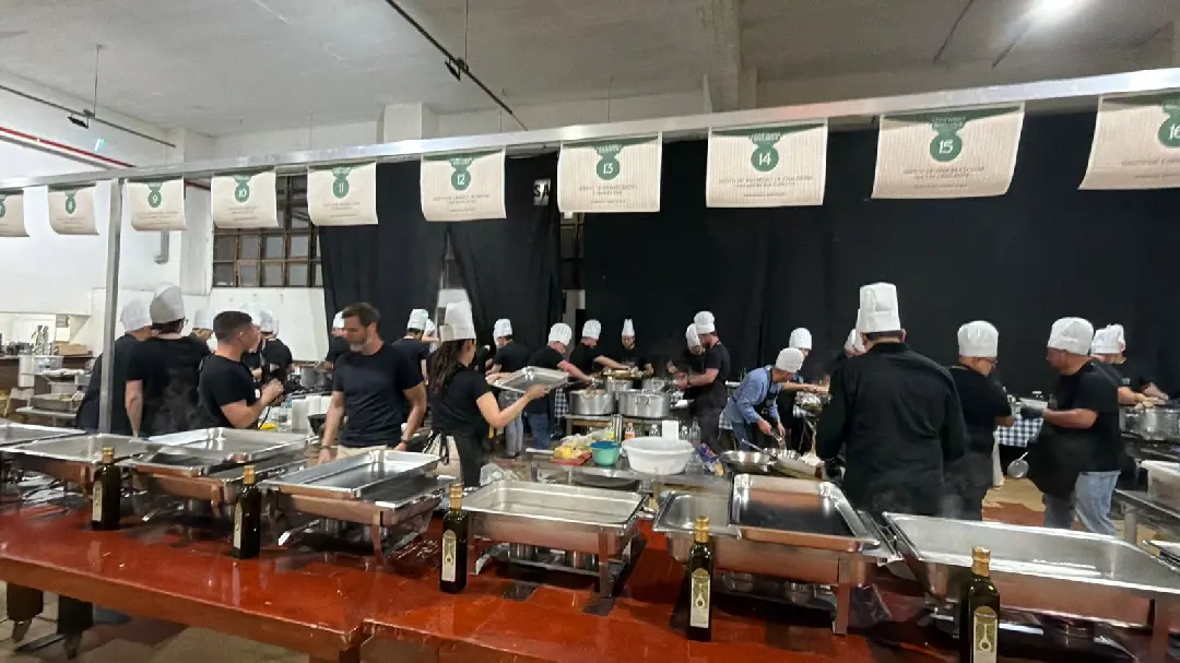 (VÍDEO) Confraria Solidária reúne cerca de 1,8 mil pessoas em noite de risotos e solidariedade em Brusque